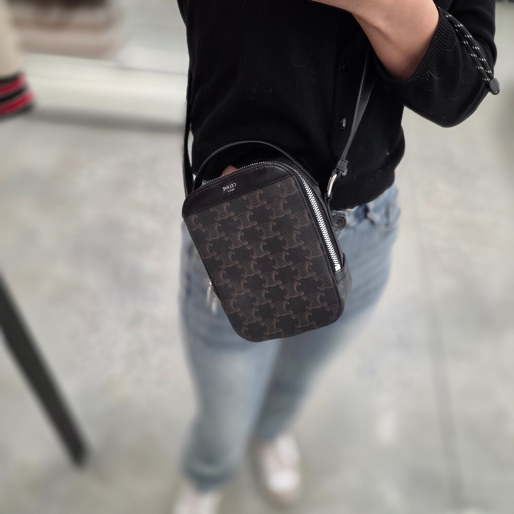 [아울렛] 셀린느 트리옹프 캔버스 버티칼 박스 메신적백 117712BZJ.38S