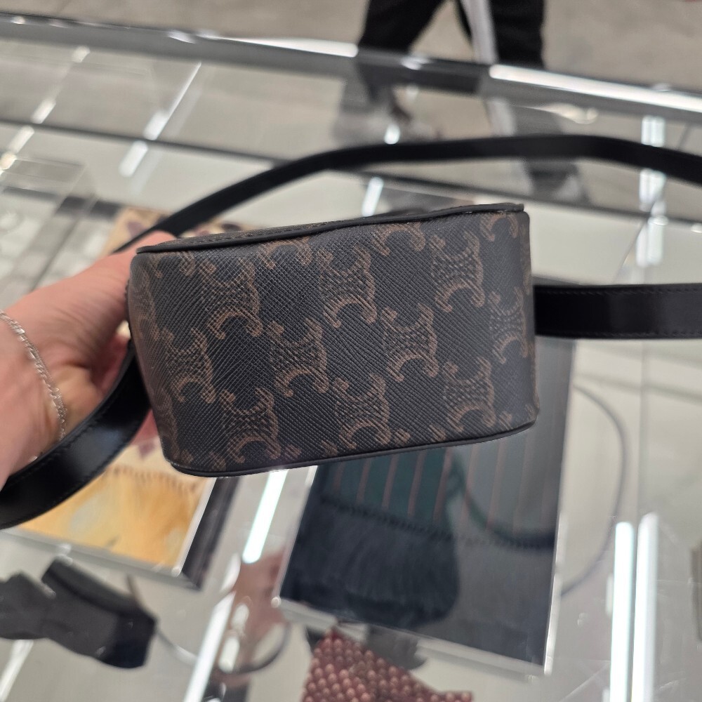 [아울렛] 셀린느 트리옹프 캔버스 버티칼 박스 메신적백 117712BZJ.38S