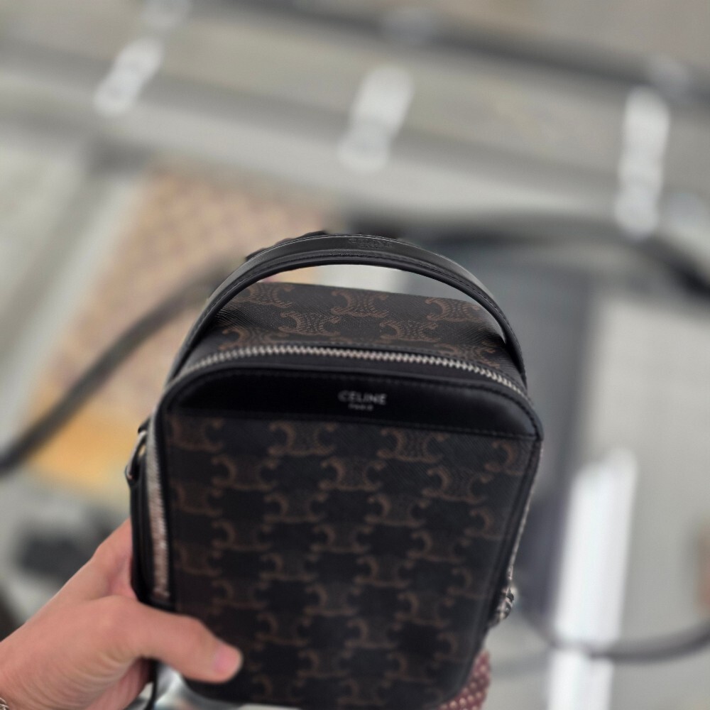 [아울렛] 셀린느 트리옹프 캔버스 버티칼 박스 메신적백 117712BZJ.38S