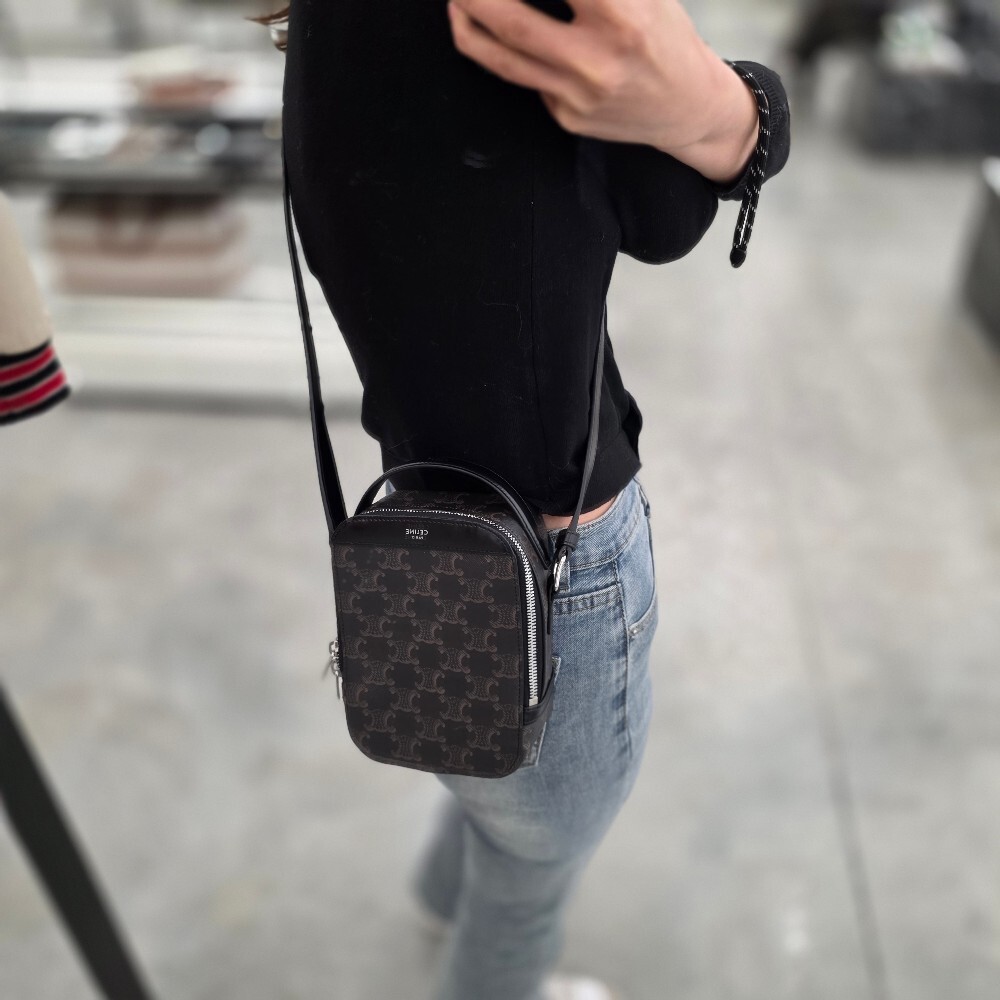 [아울렛] 셀린느 트리옹프 캔버스 버티칼 박스 메신적백 117712BZJ.38S