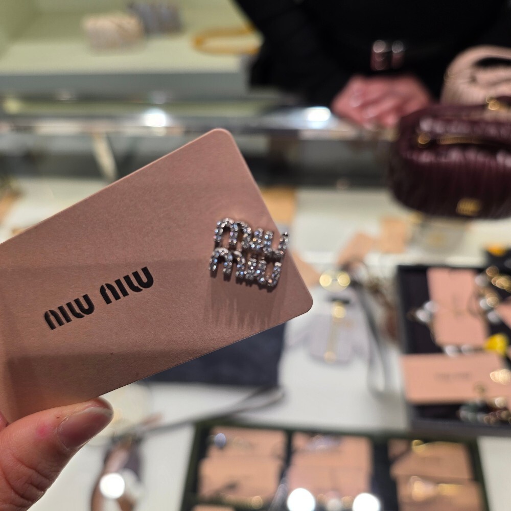 [아울렛] 미우미우 로고 크리스탈 브로치 5IS097