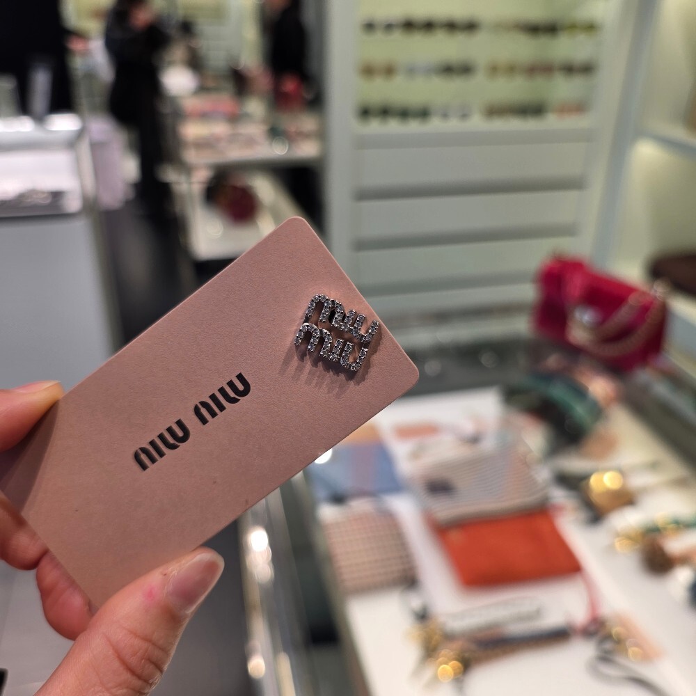 [아울렛] 미우미우 로고 크리스탈 브로치 5IS097