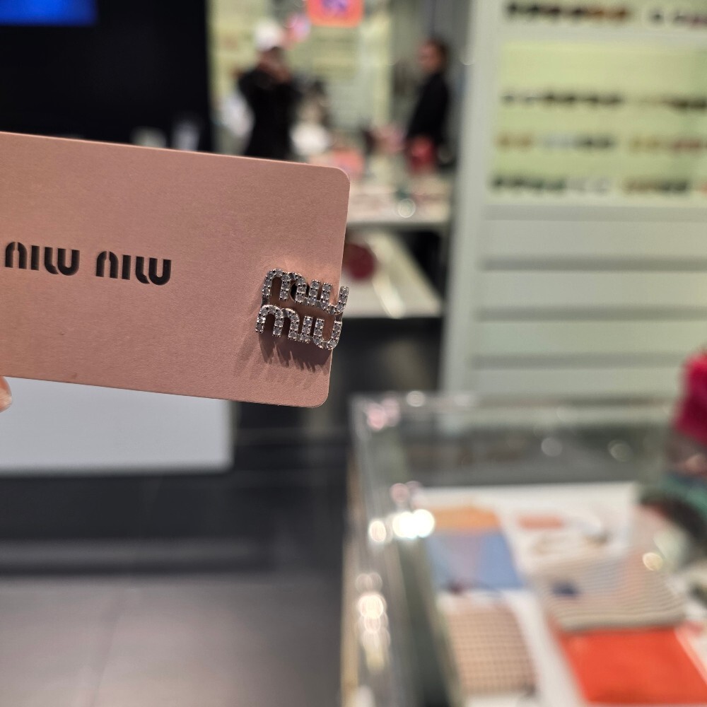 [아울렛] 미우미우 로고 크리스탈 브로치 5IS097