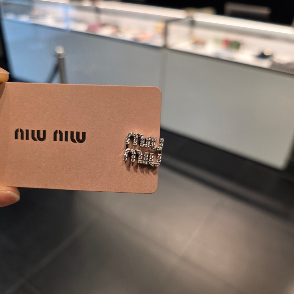 [아울렛] 미우미우 로고 크리스탈 브로치 5IS097