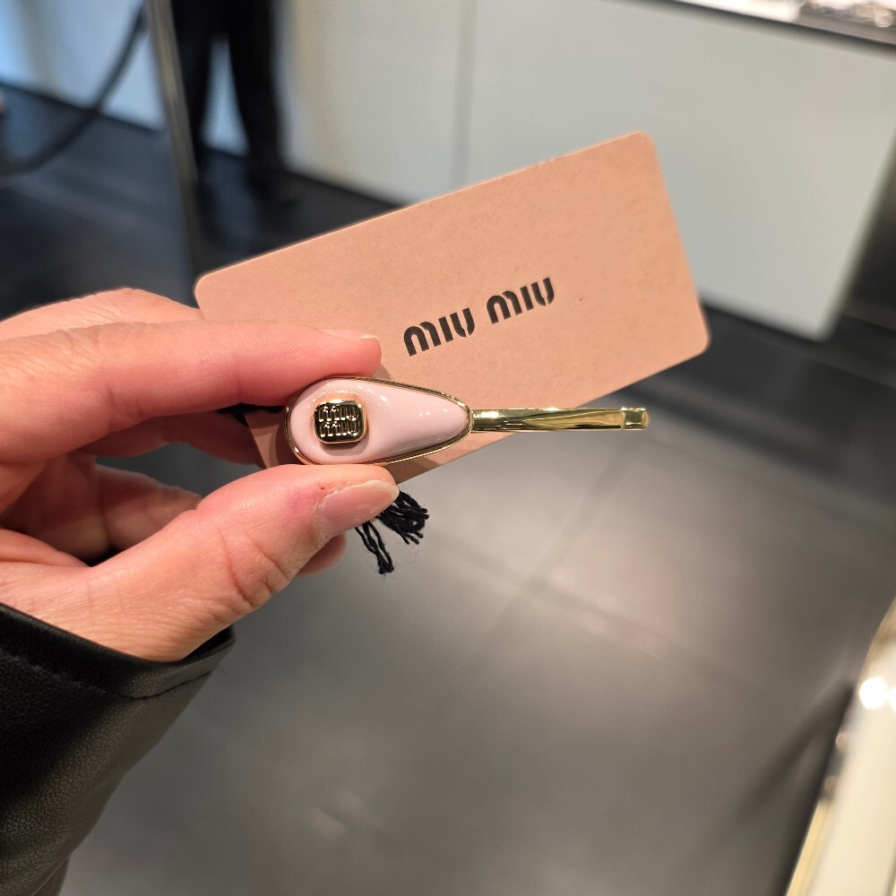 [아울렛] 미우미우 로고 페이턴트 레더 헤어핀 5IF242