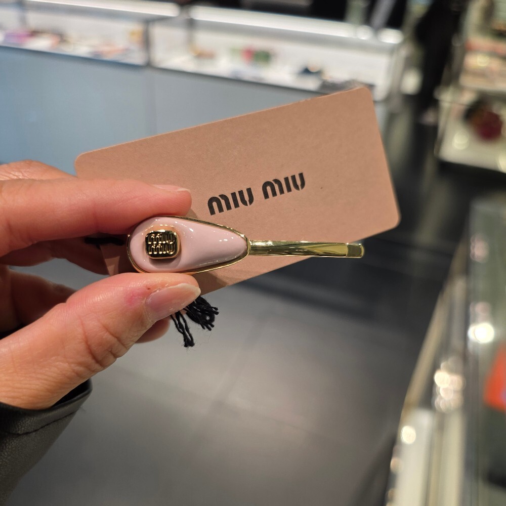 [아울렛] 미우미우 로고 페이턴트 레더 헤어핀 5IF242