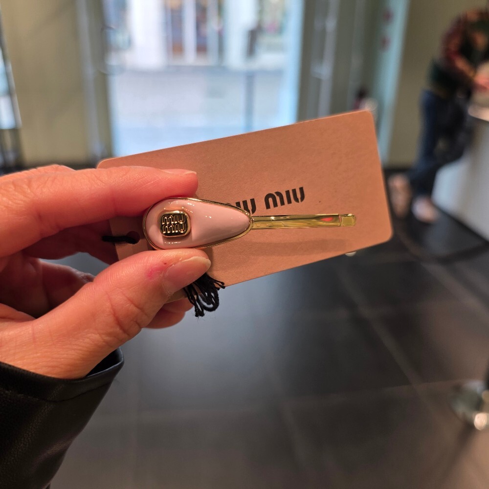 [아울렛] 미우미우 로고 페이턴트 레더 헤어핀 5IF242