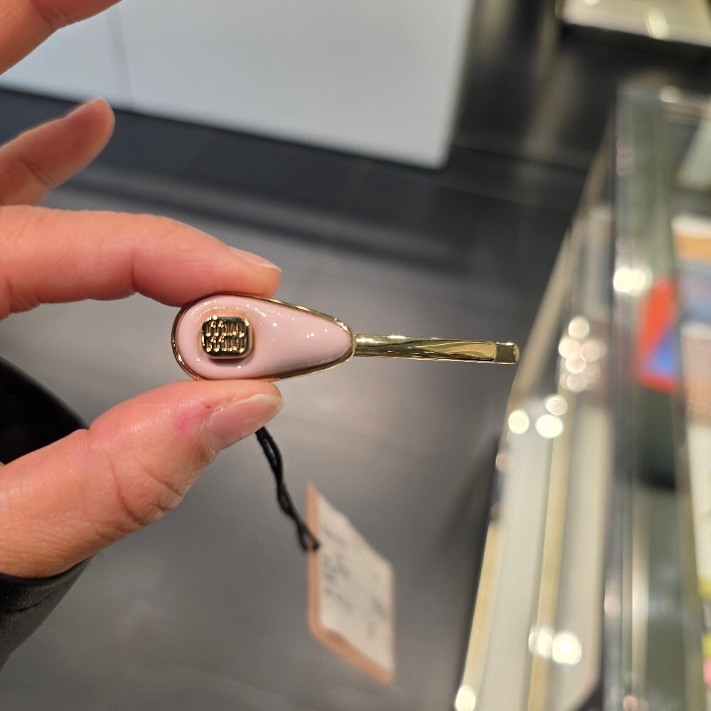 [아울렛] 미우미우 로고 페이턴트 레더 헤어핀 5IF242