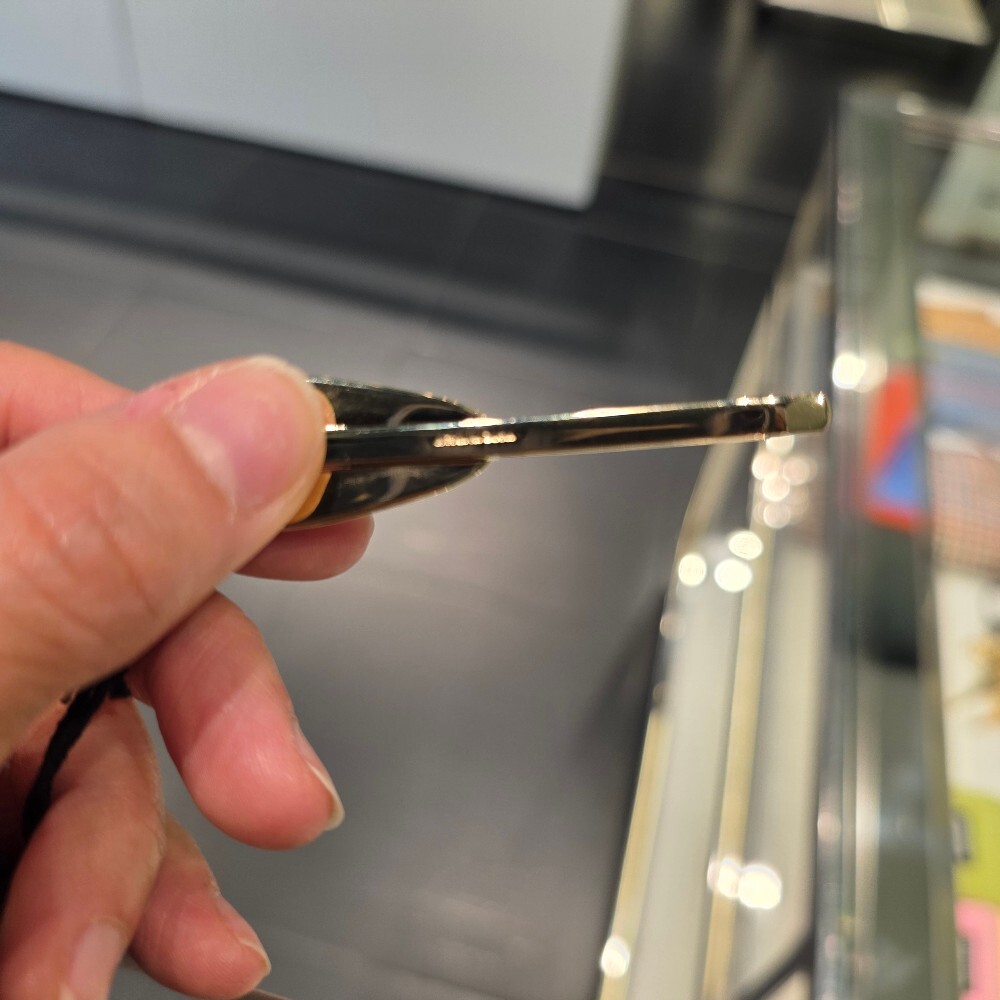 [아울렛] 미우미우 로고 페이턴트 레더 헤어핀 5IF242