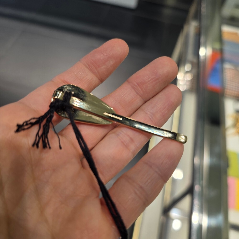 [아울렛] 미우미우 로고 페이턴트 레더 헤어핀 5IF242