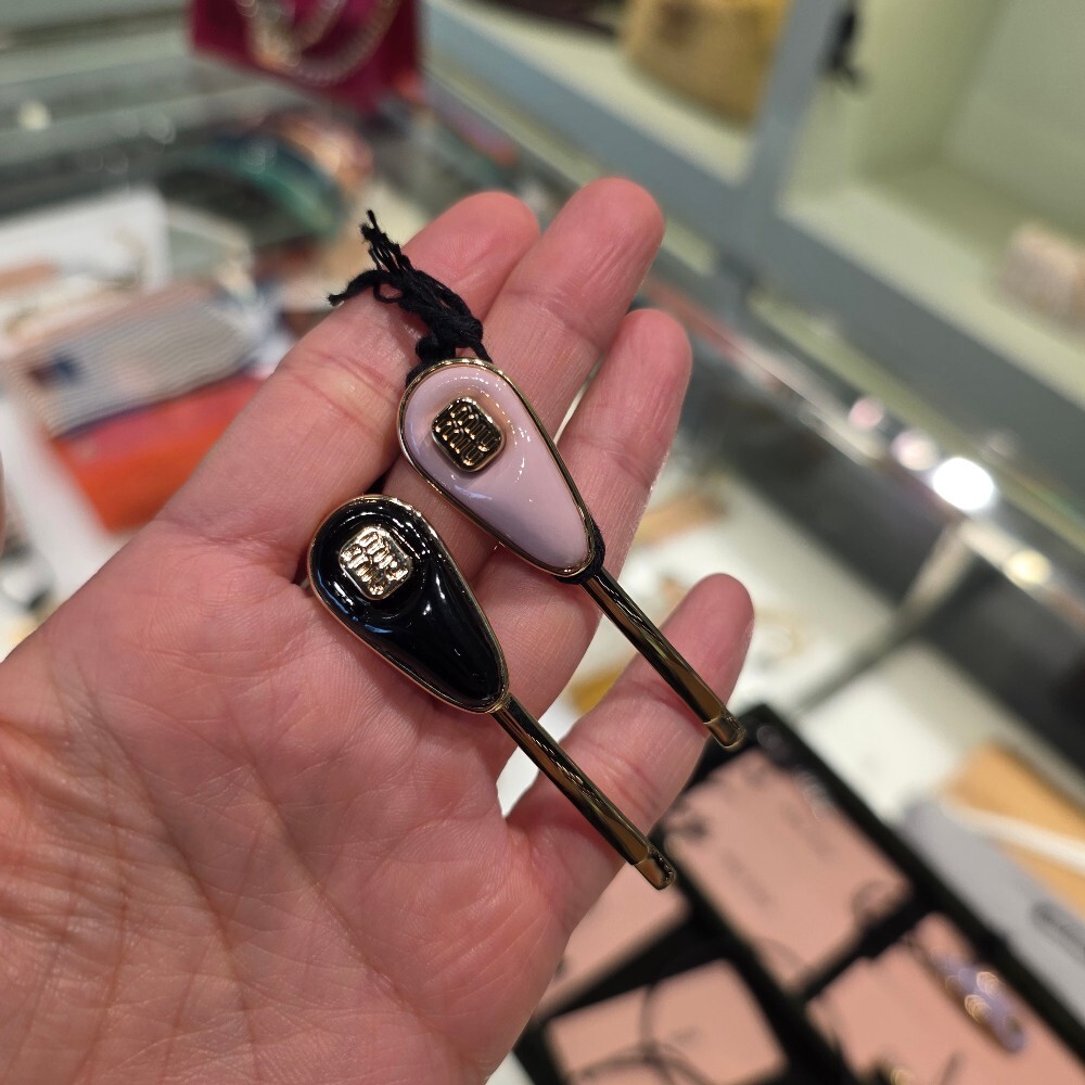 [아울렛] 미우미우 로고 페이턴트 레더 헤어핀 5IF242