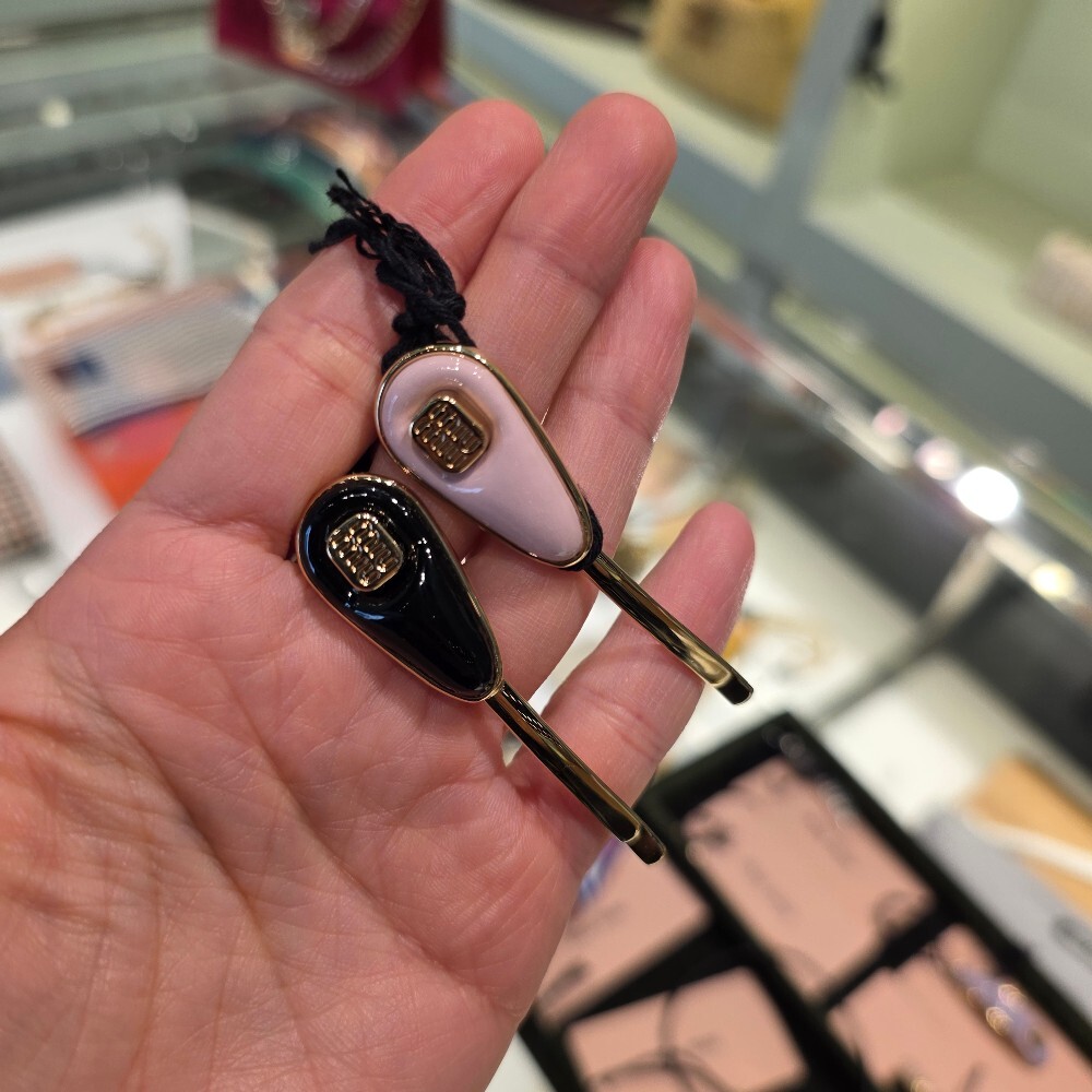 [아울렛] 미우미우 로고 페이턴트 레더 헤어핀 5IF242