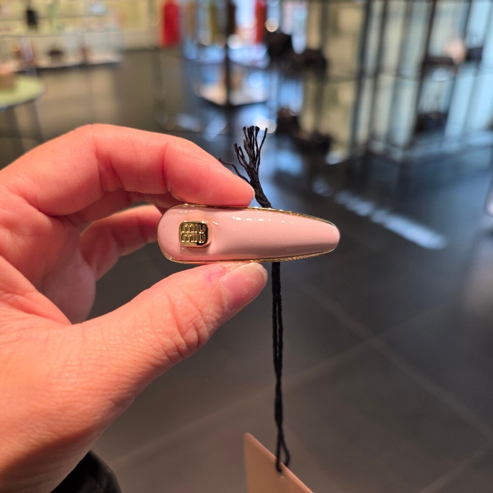 [아울렛] 미우미우 로고 페이턴트 레더 헤어핀 5IF241