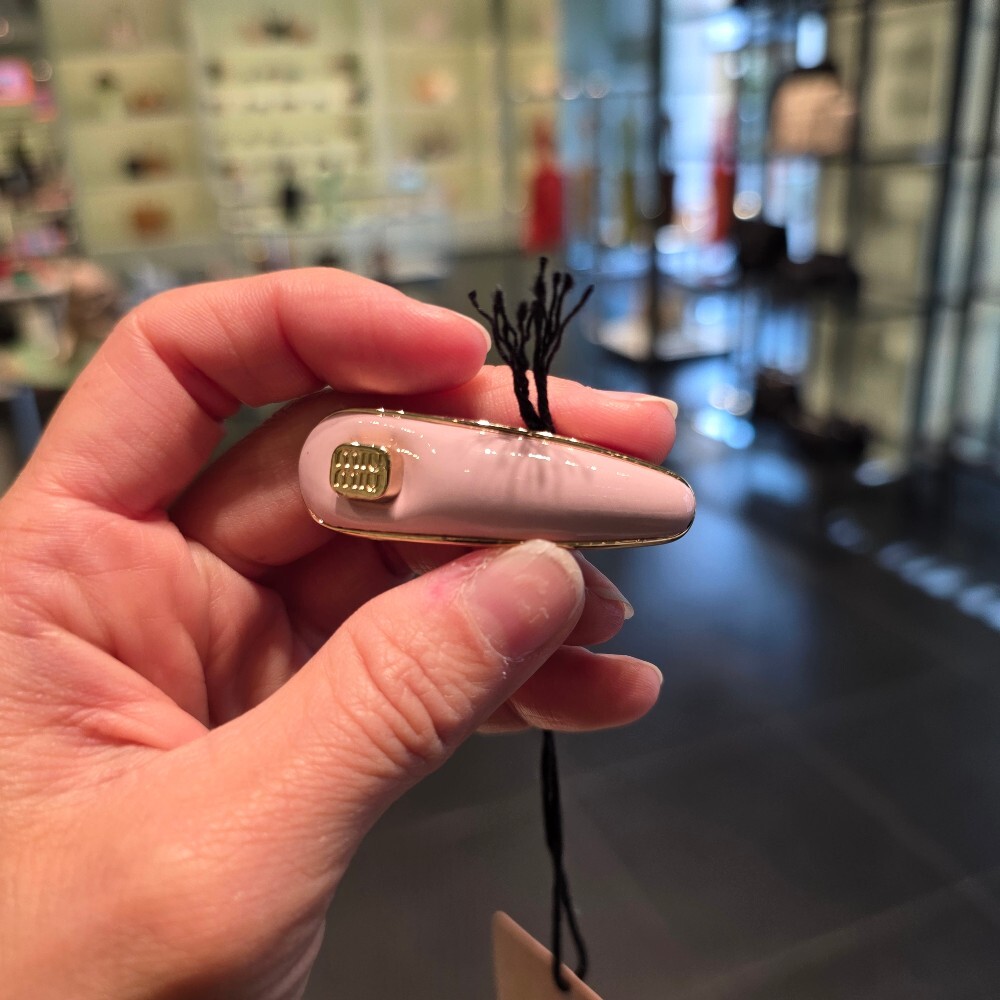 [아울렛] 미우미우 로고 페이턴트 레더 헤어핀 5IF241