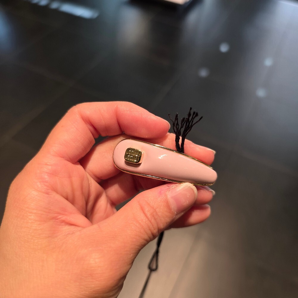 [아울렛] 미우미우 로고 페이턴트 레더 헤어핀 5IF241