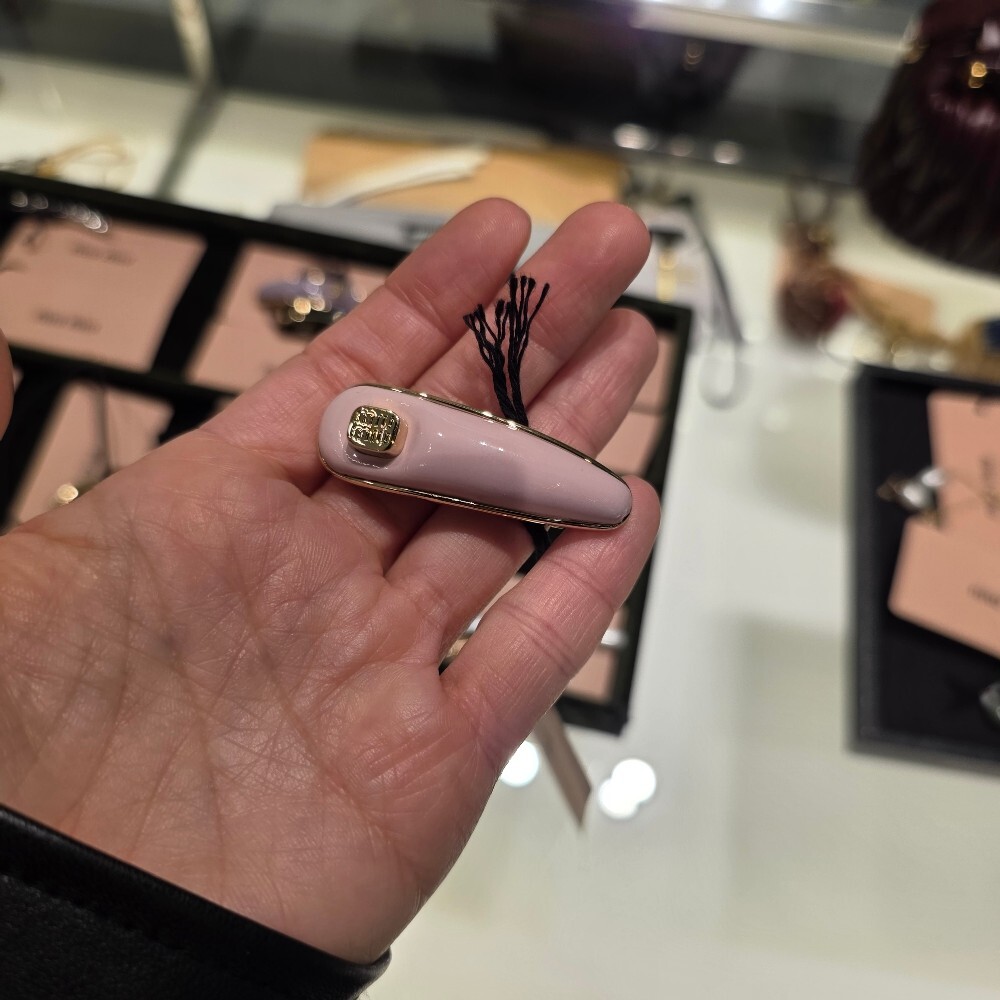 [아울렛] 미우미우 로고 페이턴트 레더 헤어핀 5IF241