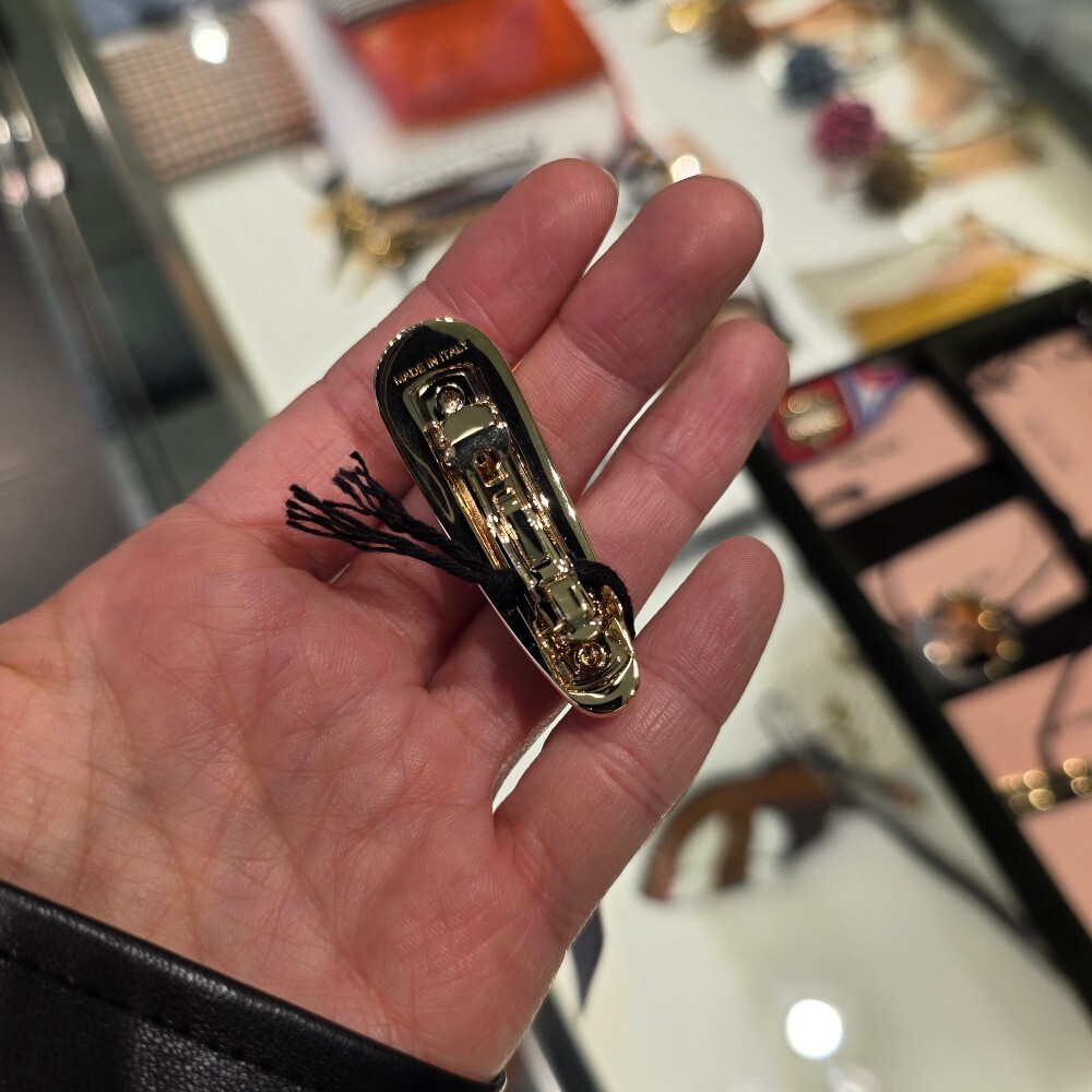 [아울렛] 미우미우 로고 페이턴트 레더 헤어핀 5IF241