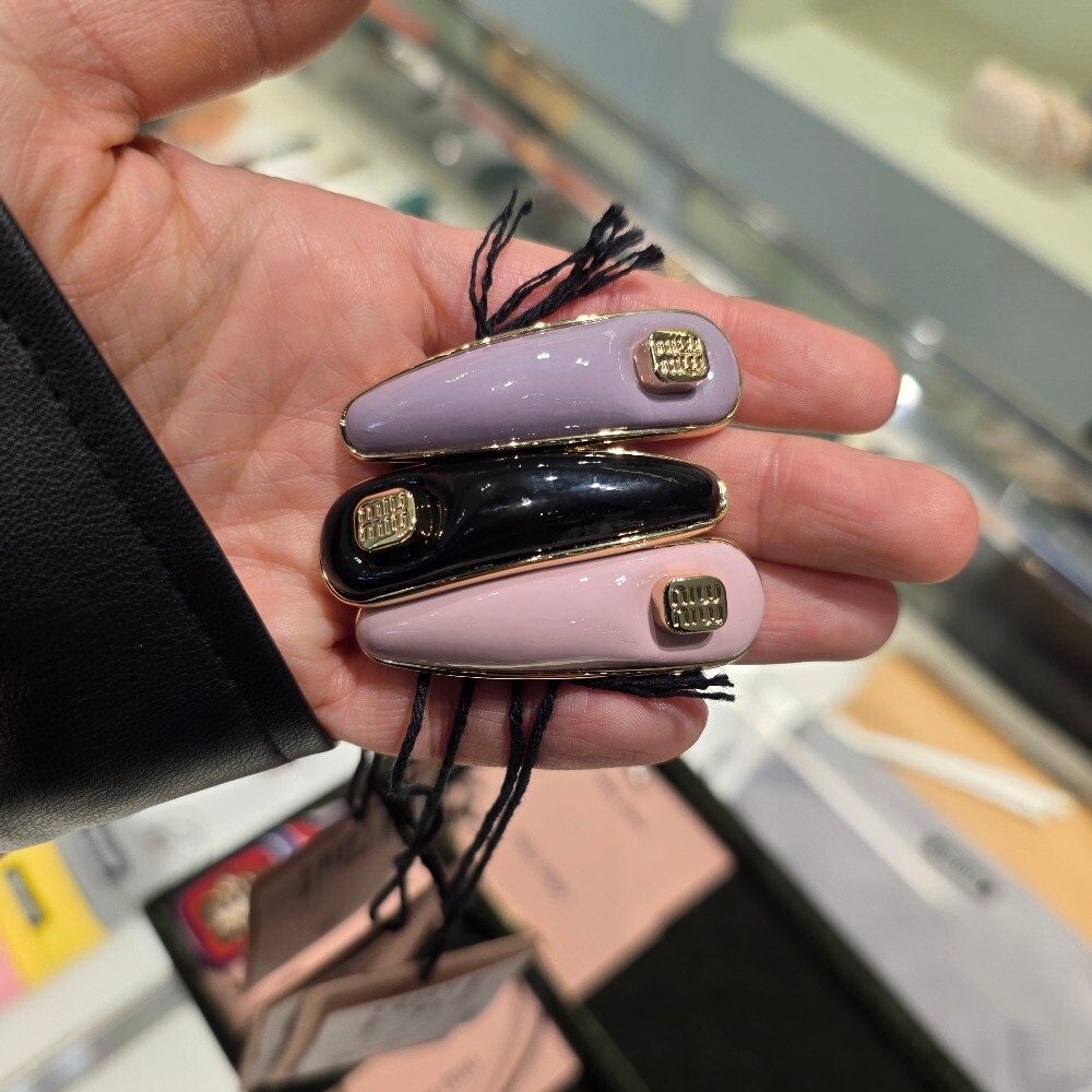 [아울렛] 미우미우 로고 페이턴트 레더 헤어핀 5IF241