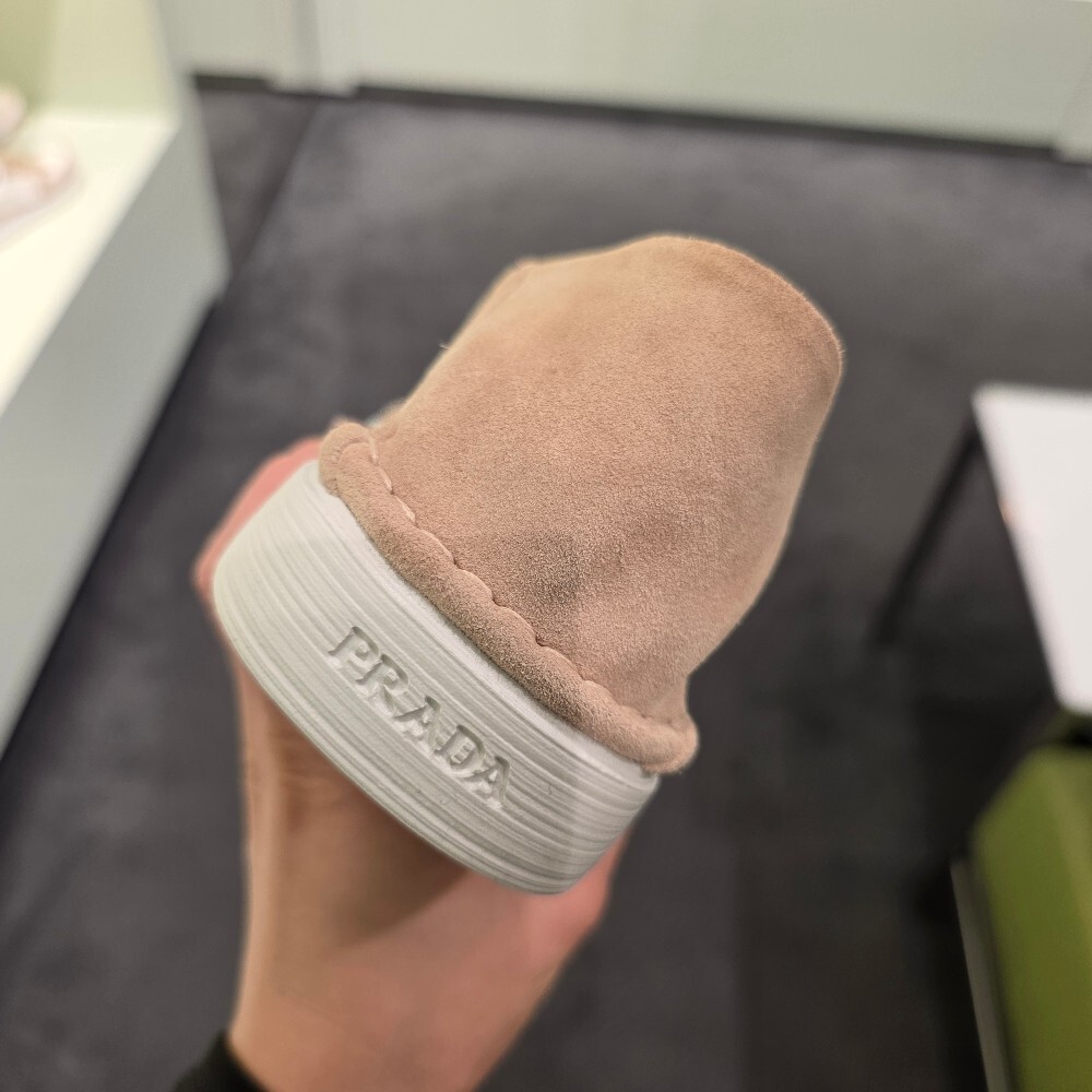 [아울렛] 프라다 스웨이드 여성 슬립온 1D945N