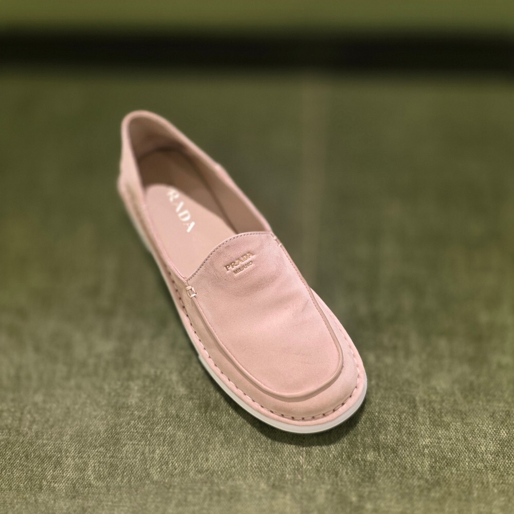 [아울렛] 프라다 스웨이드 여성 슬립온 1D945N