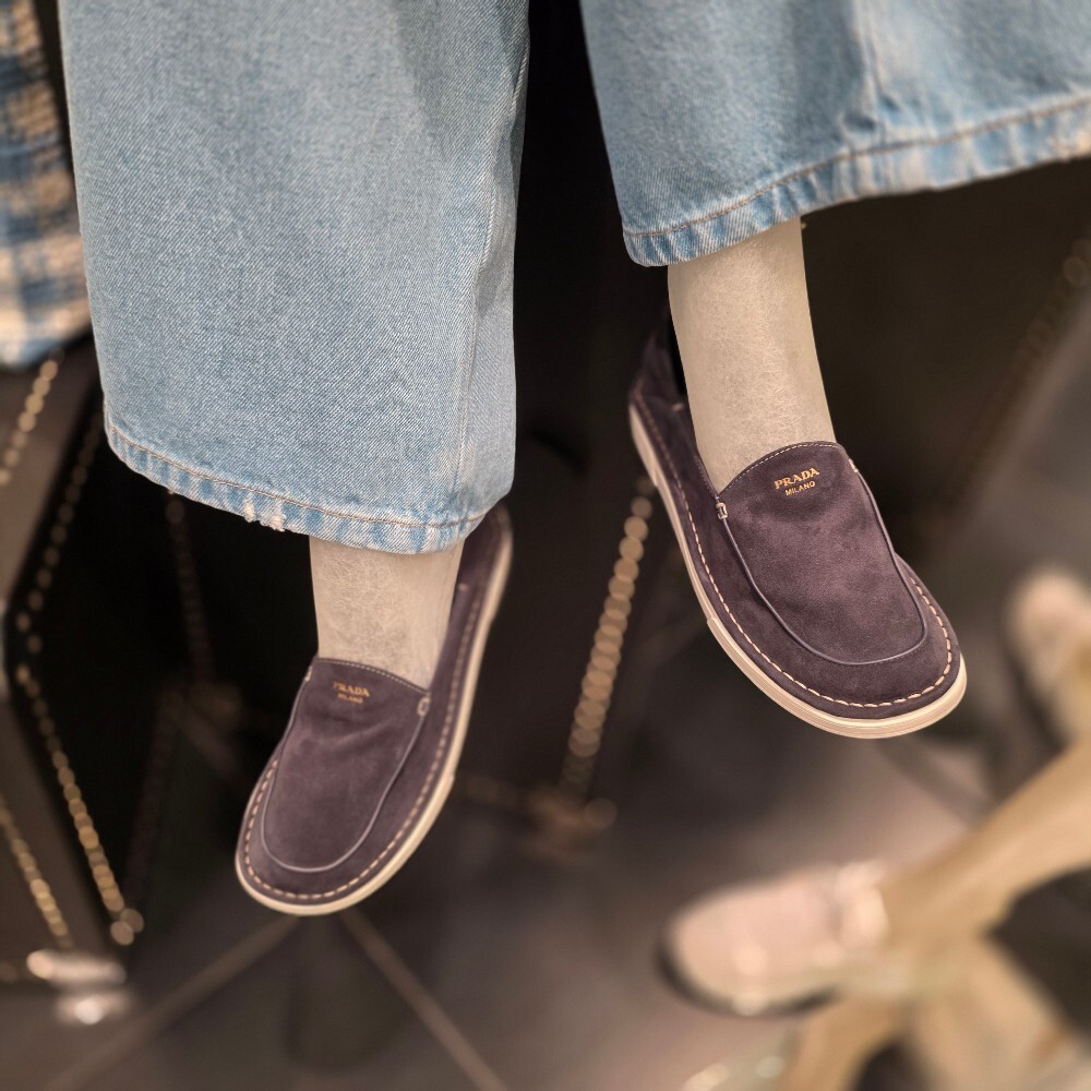 [아울렛] 프라다 스웨이드 여성 슬립온 1D945N