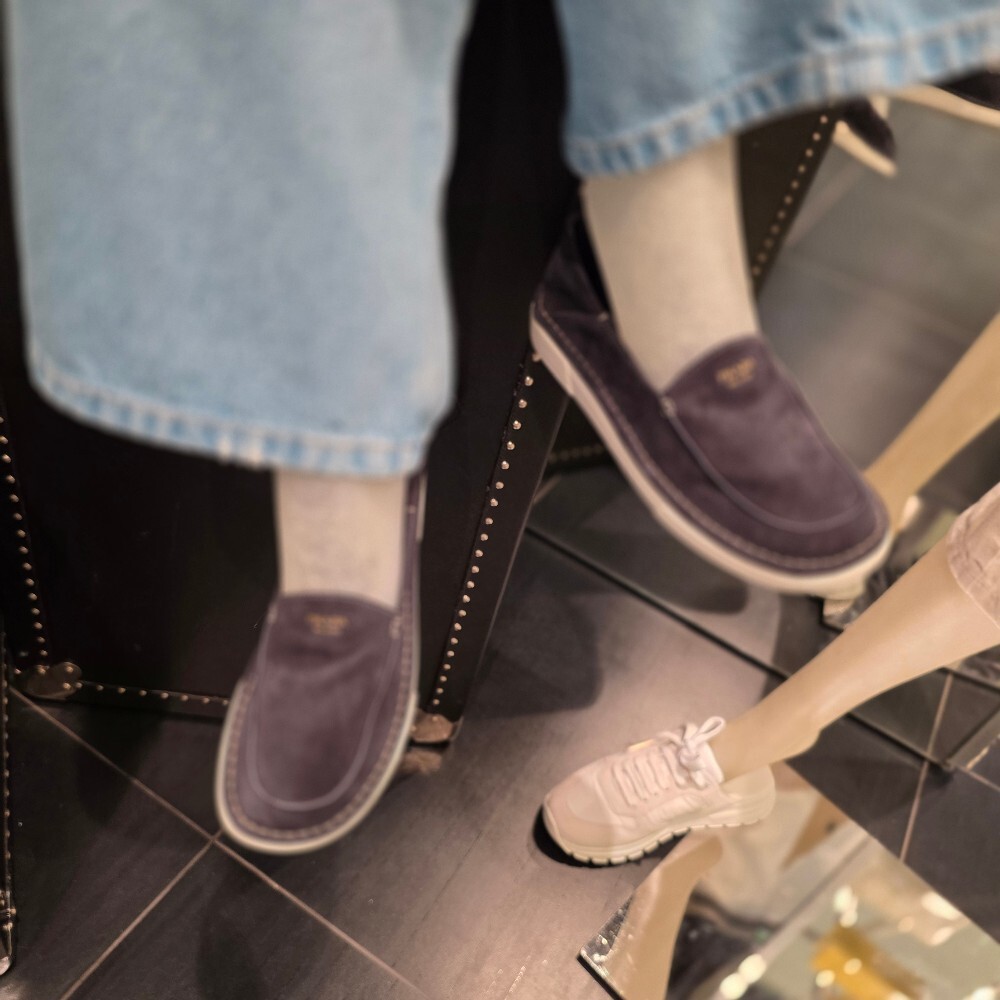 [아울렛] 프라다 스웨이드 여성 슬립온 1D945N