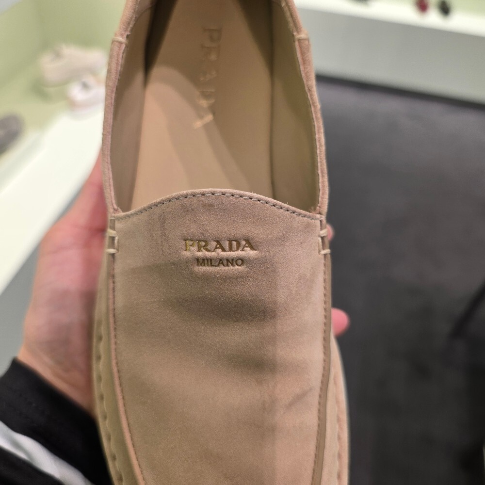 [아울렛] 프라다 스웨이드 여성 슬립온 1D945N