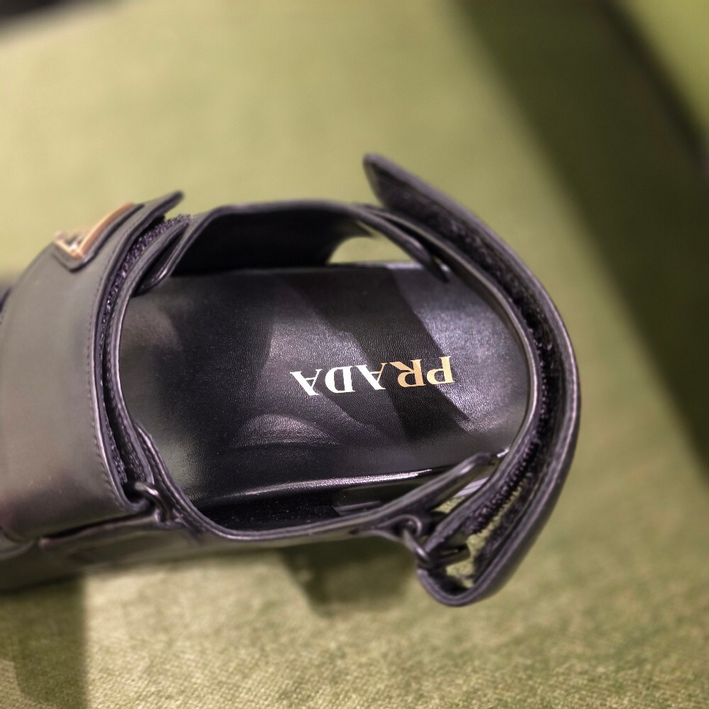 [아울렛] 프라다 삼각로고 레더 스트랩 샌들 1X894N