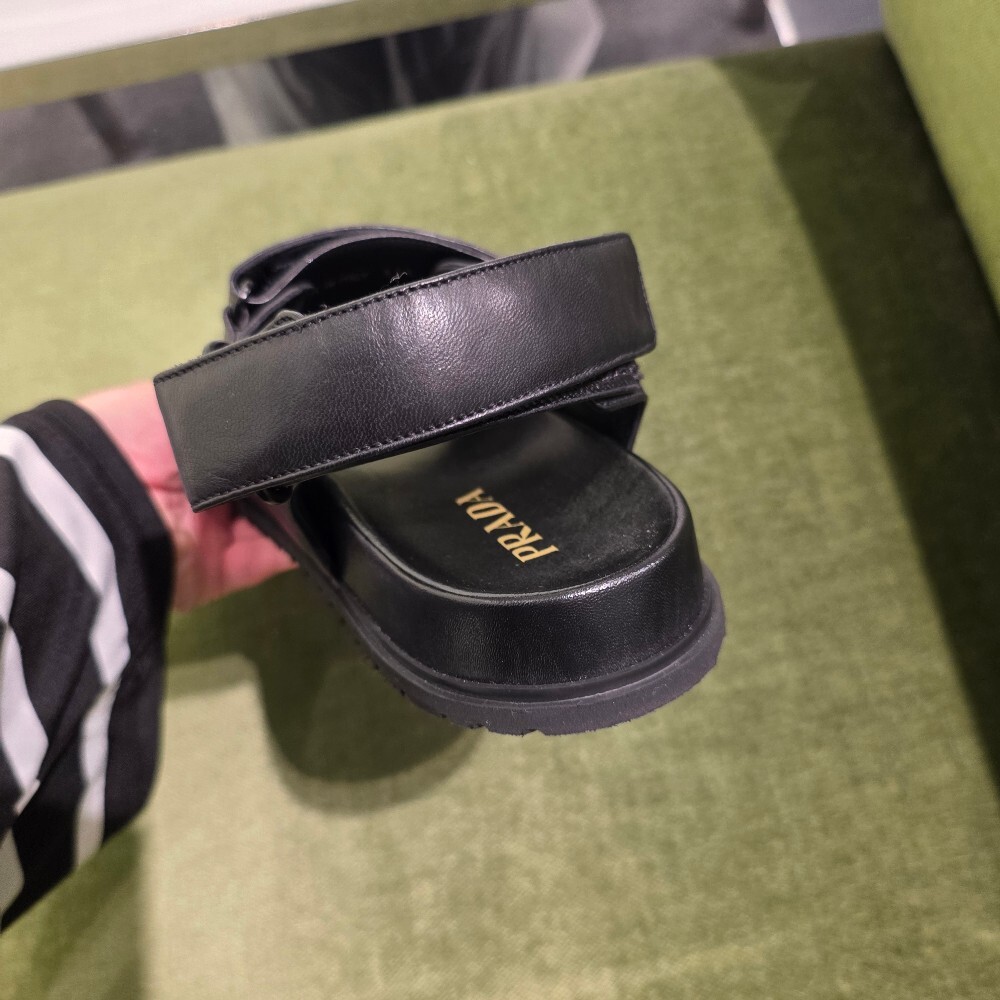 [아울렛] 프라다 삼각로고 레더 스트랩 샌들 1X894N