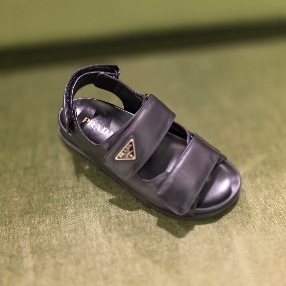[아울렛] 프라다 삼각로고 레더 스트랩 샌들 1X894N