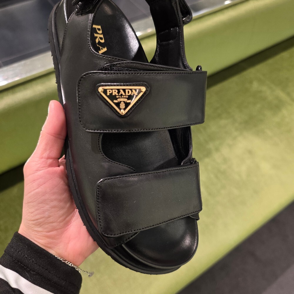 [아울렛] 프라다 삼각로고 레더 스트랩 샌들 1X894N