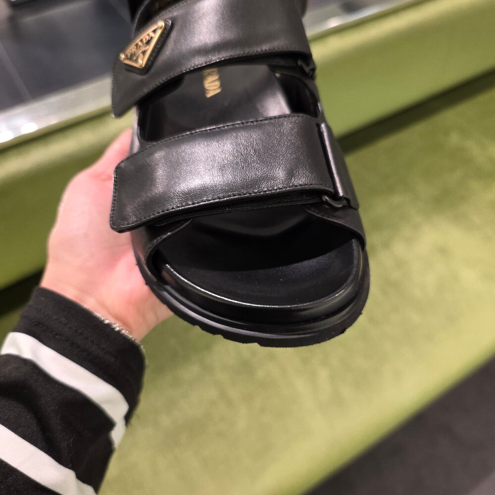 [아울렛] 프라다 삼각로고 레더 스트랩 샌들 1X894N