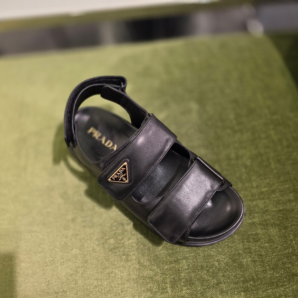 [아울렛] 프라다 삼각로고 레더 스트랩 샌들 1X894N