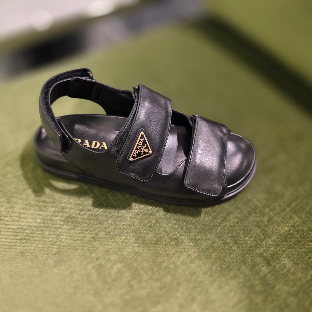 [아울렛] 프라다 삼각로고 레더 스트랩 샌들 1X894N