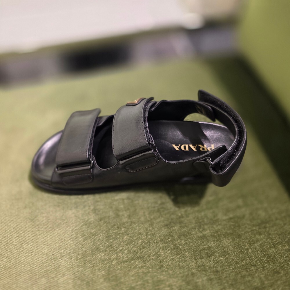 [아울렛] 프라다 삼각로고 레더 스트랩 샌들 1X894N