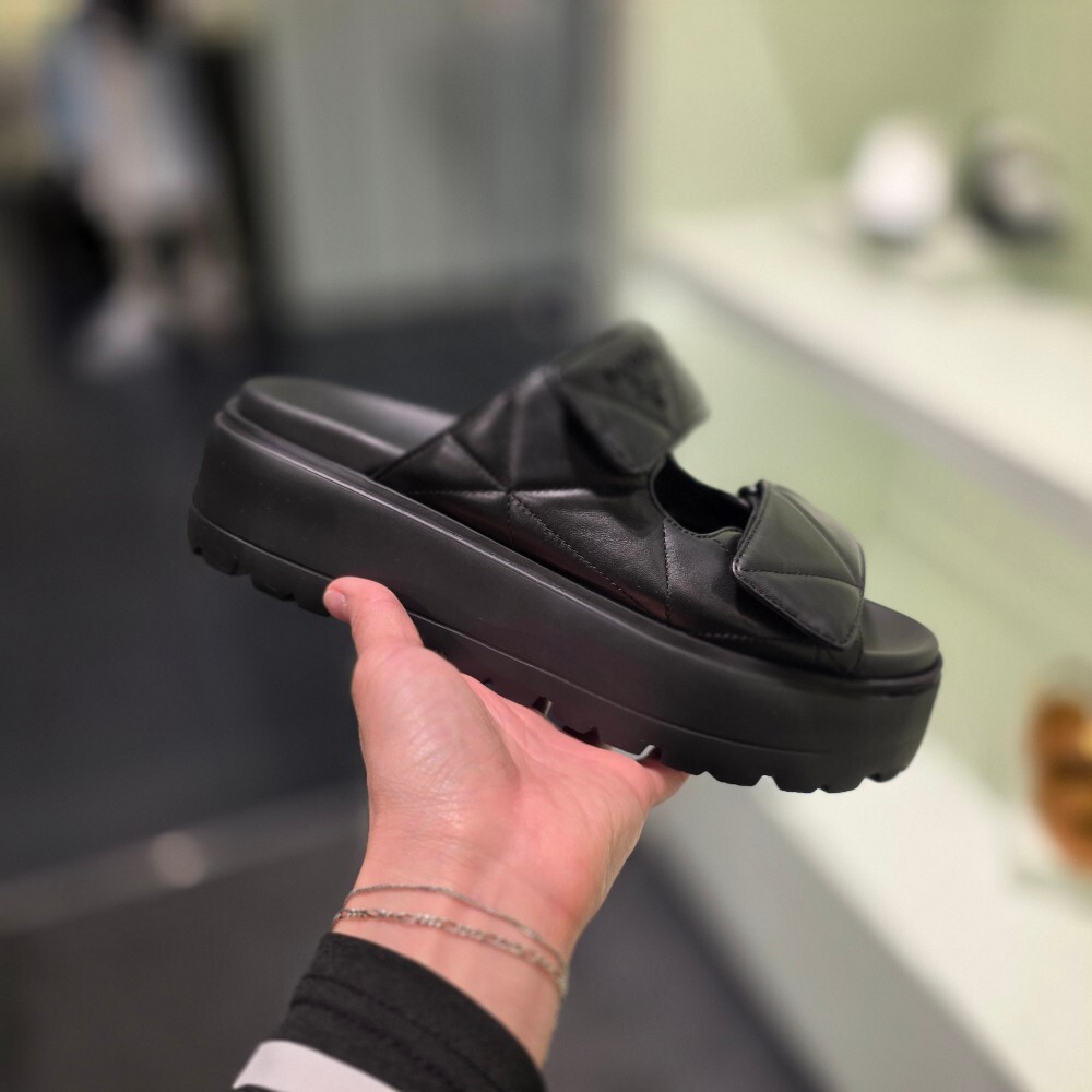 [아울렛] 프라다 삼각로고 퀼팅 스트랩 뮬 샌들 IXZ775