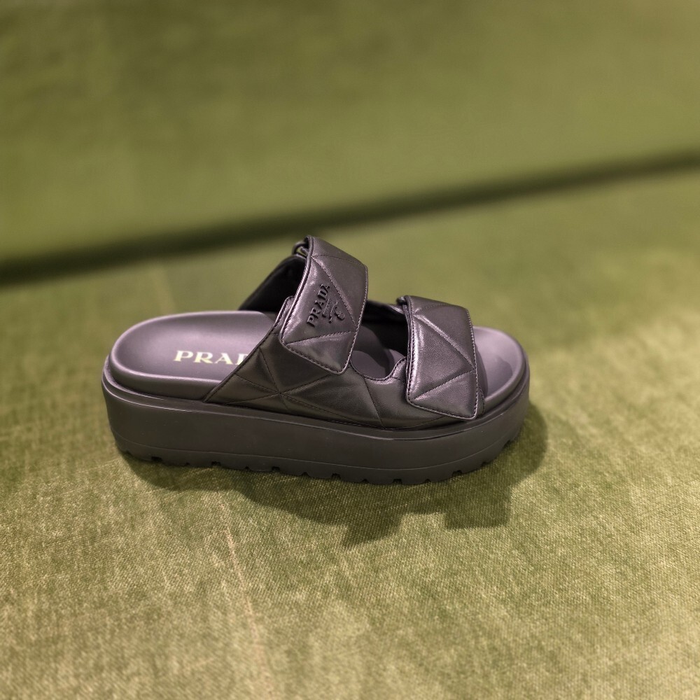 [아울렛] 프라다 삼각로고 퀼팅 스트랩 뮬 샌들 IXZ775