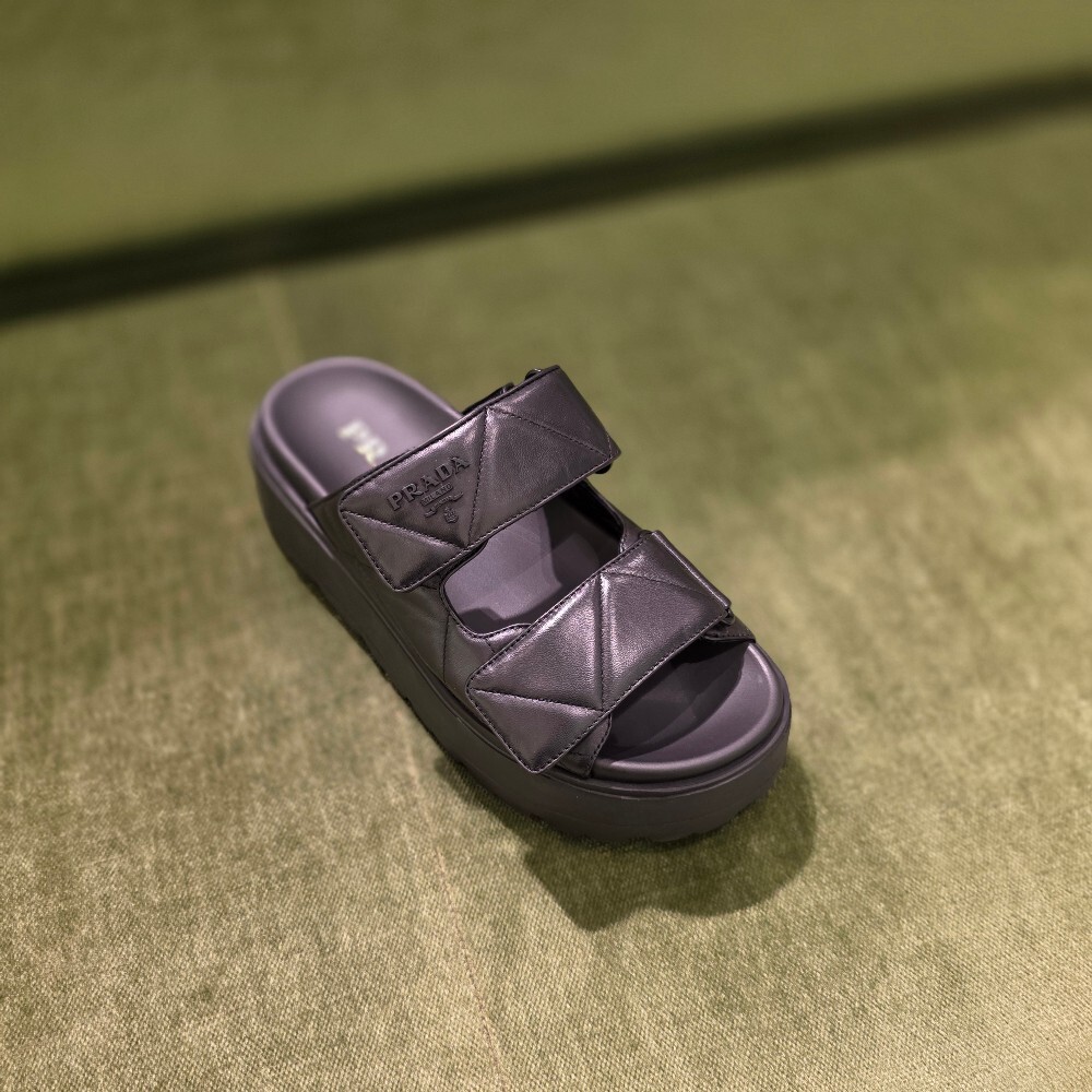 [아울렛] 프라다 삼각로고 퀼팅 스트랩 뮬 샌들 IXZ775