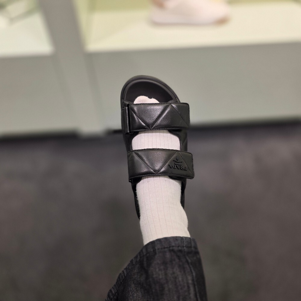 [아울렛] 프라다 삼각로고 퀼팅 스트랩 뮬 샌들 IXZ775