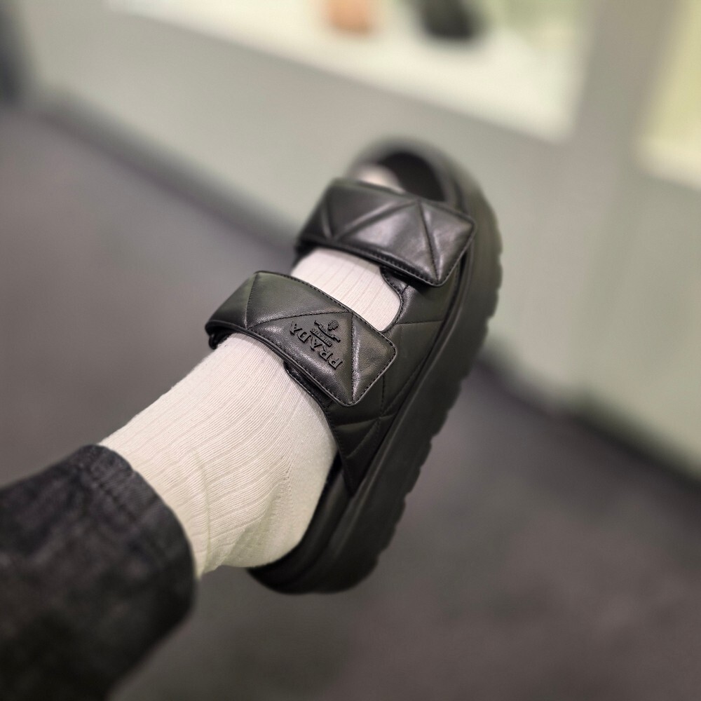 [아울렛] 프라다 삼각로고 퀼팅 스트랩 뮬 샌들 IXZ775