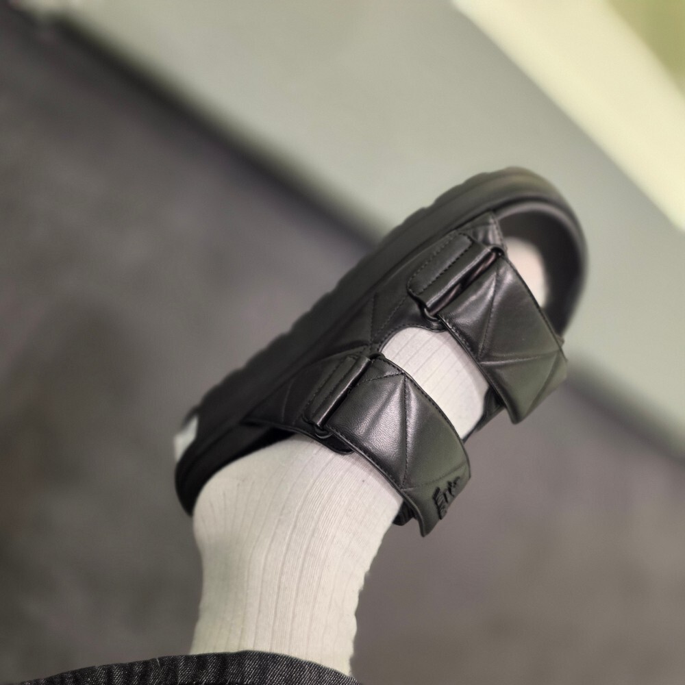 [아울렛] 프라다 삼각로고 퀼팅 스트랩 뮬 샌들 IXZ775