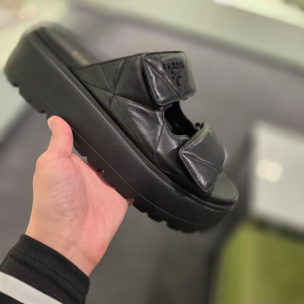 [아울렛] 프라다 삼각로고 퀼팅 스트랩 뮬 샌들 IXZ775