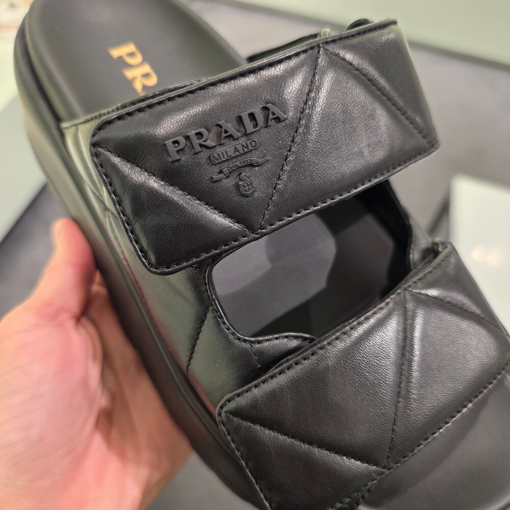 [아울렛] 프라다 삼각로고 퀼팅 스트랩 뮬 샌들 IXZ775