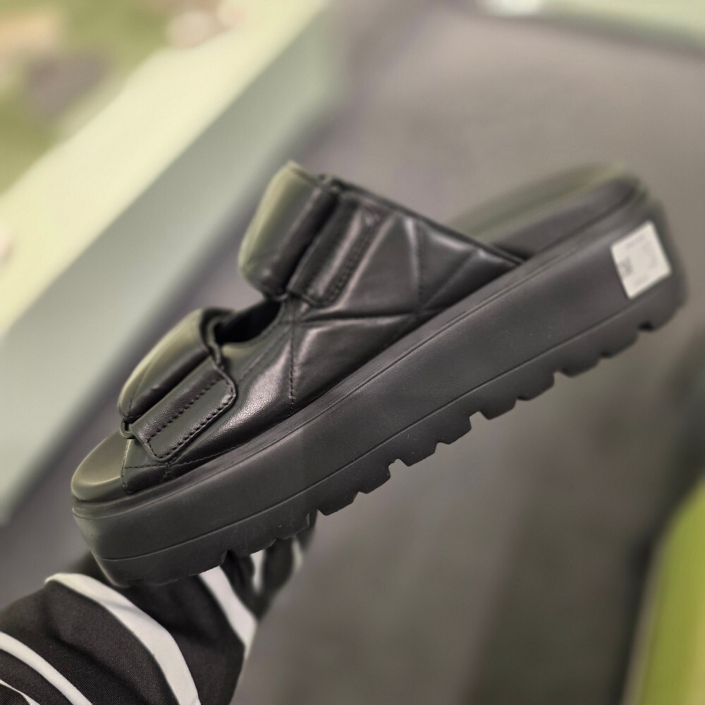 [아울렛] 프라다 삼각로고 퀼팅 스트랩 뮬 샌들 IXZ775