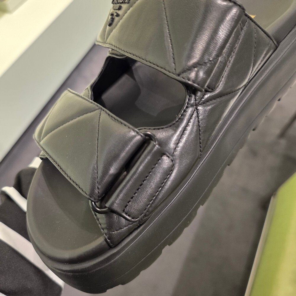 [아울렛] 프라다 삼각로고 퀼팅 스트랩 뮬 샌들 IXZ775