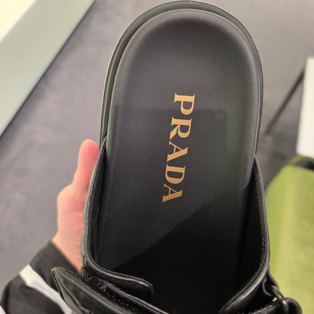 [아울렛] 프라다 삼각로고 퀼팅 스트랩 뮬 샌들 IXZ775