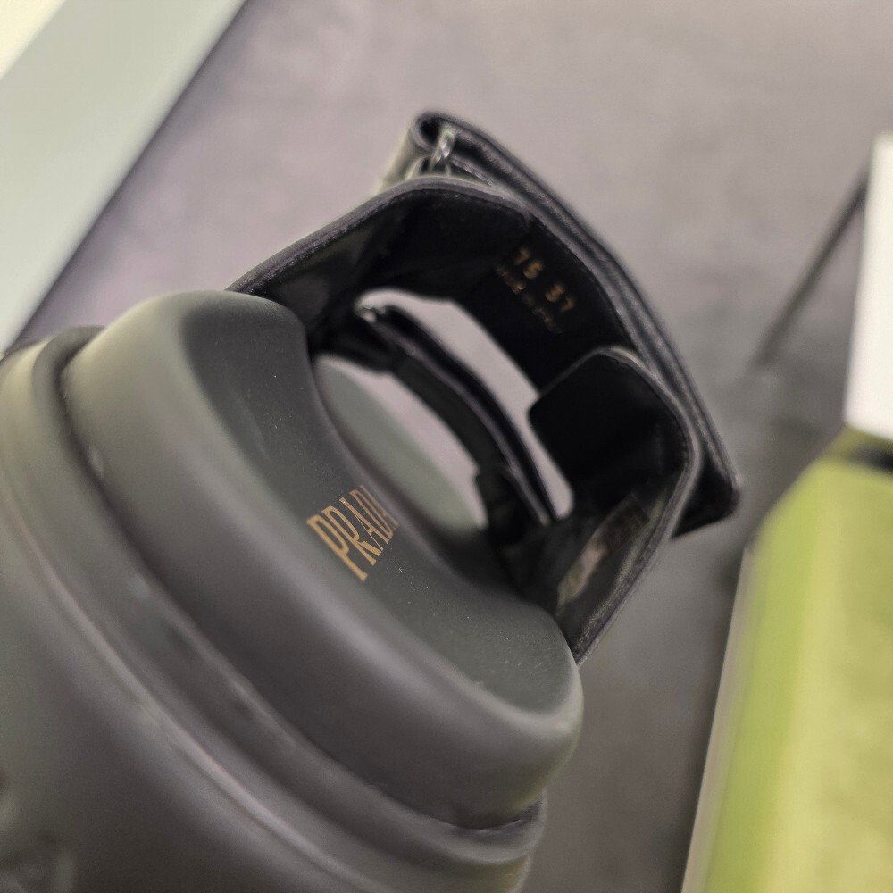 [아울렛] 프라다 삼각로고 퀼팅 스트랩 뮬 샌들 IXZ775