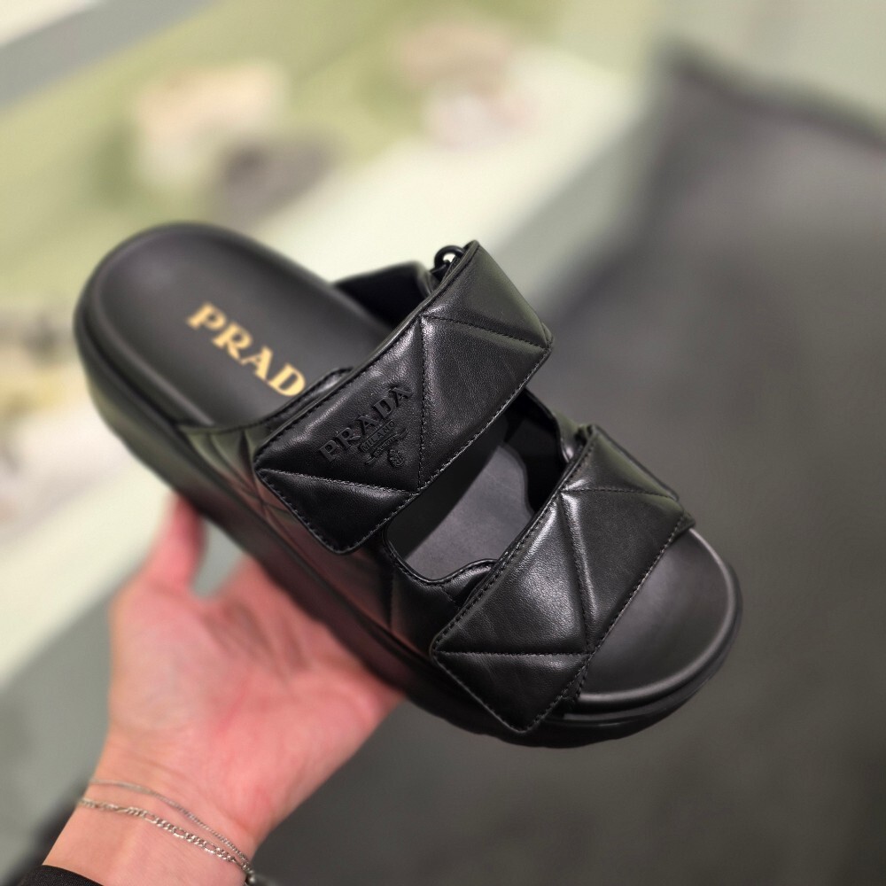 [아울렛] 프라다 삼각로고 퀼팅 스트랩 뮬 샌들 IXZ775