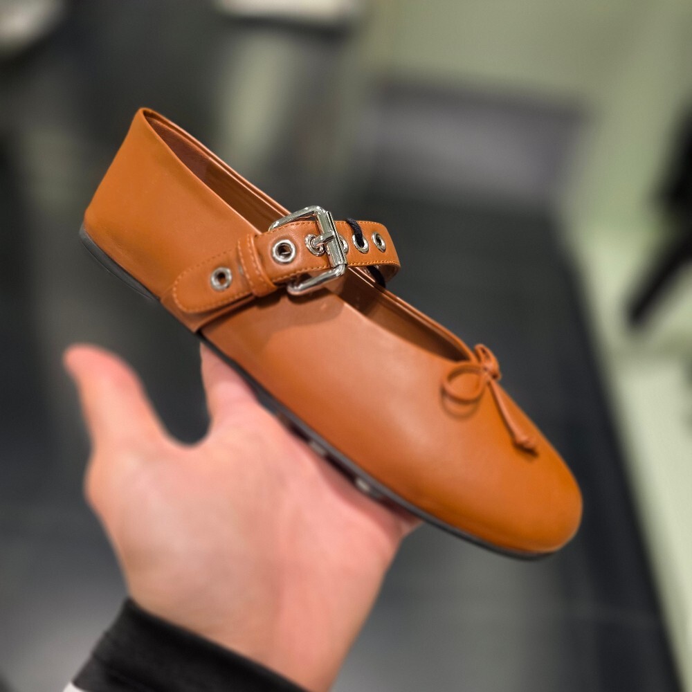 [아울렛] 미우미우 버클 스트랩 발레리나 플랫 5F210E