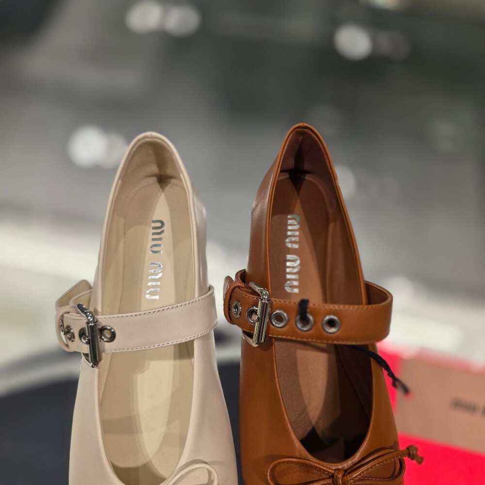 [아울렛] 미우미우 버클 스트랩 발레리나 플랫 5F210E